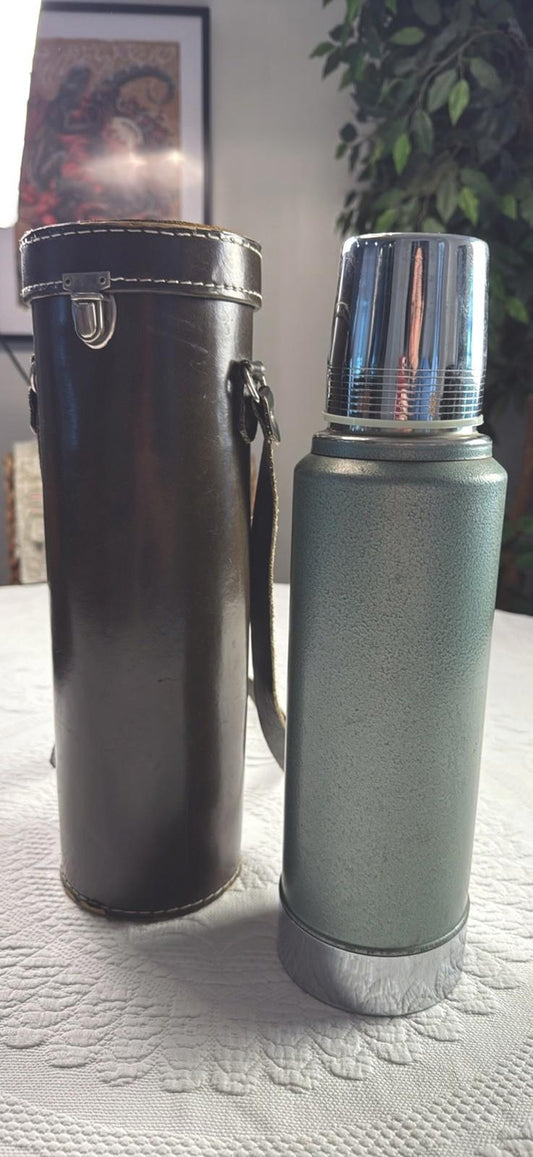 Vintage 1973 Aladdin Stanley Thermos A-944B Quart With Leather Carrying Case
